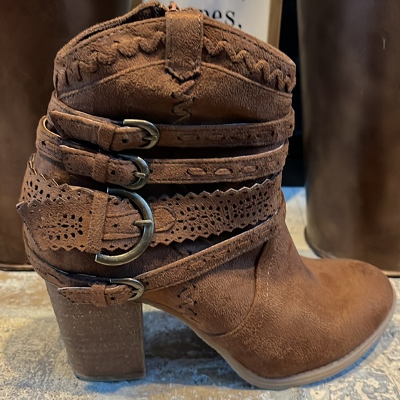 Altar'd State 9 Western highly detailed soft suede stacked 3 1/2" heeled booties - Picture 9 of 12